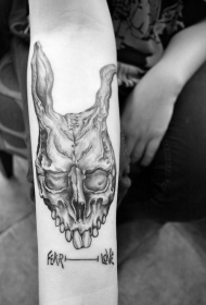 手臂令人毛骨悚然的黑色兔子颅骨纹身图案