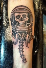 小臂雕刻风格黑色令人毛骨悚然的宇航员骨架纹身图案
