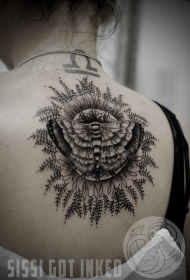 背部黑色线条的蝴蝶植物纹身图案