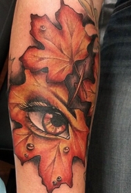 手臂天然的枫叶与神秘的眼睛纹身图案