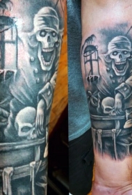手臂精致的黑色海盗骷髅纹身图案