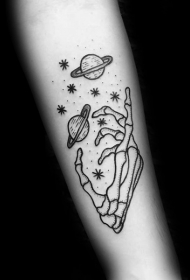 小臂黑色线条点刺骷髅手与行星纹身图案