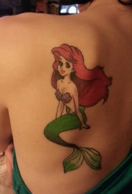 背部迷人的艾莉尔美人鱼传统彩色纹身图案