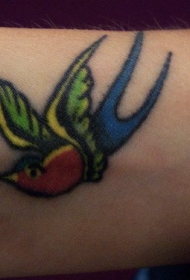 手腕传统的彩色小鸟纹身图案