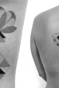 背部和大腿的点刺黑白几何花纹身图案
