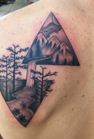 背部黑色的三角形与山区河流森林纹身图案