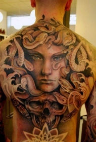 背部令人难以置信的邪恶美杜莎与骷髅纹身图案