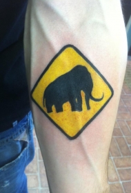 手臂上的大象交通标志纹身图案