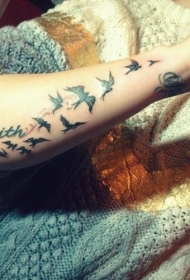 手臂一群黑色的燕子和字母纹身图案