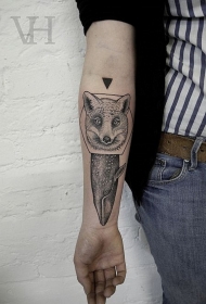 手臂有趣的黑色狐狸和几何纹身图案