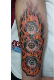 手臂火焰和彩色眼球纹身图案