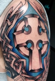 大臂美丽的彩色凯尔特十字架纹身图案