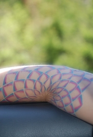 手臂彩色超现实的莲花纹身图案