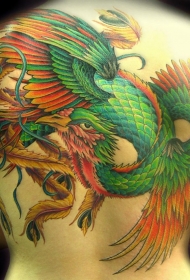 背部精美的绿色凤凰纹身图案