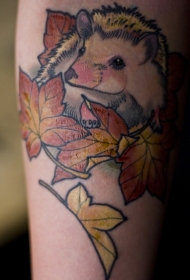 手臂可爱的小刺猬和枫叶彩色纹身图案