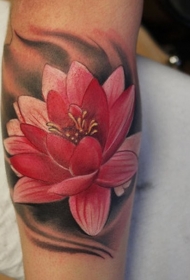漂亮粉红莲花和黑色背景手臂纹身图案