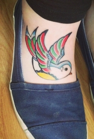 脚背可爱的彩色小鸟纹身图案