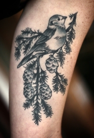 黑灰小鸟和松树纹身图案