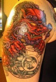 大臂红色的精致唐狮子纹身图案