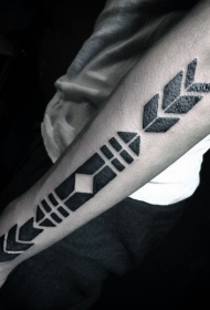 手臂黑色几何的部落箭头纹身图案