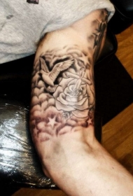 可爱的鸽子与十字架和玫瑰手臂纹身图案