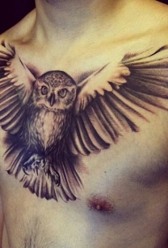 男性胸部猫头鹰黑灰纹身图案