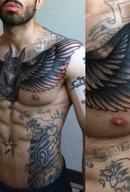 胸部华丽的黑色埃及神与翅膀纹身图案