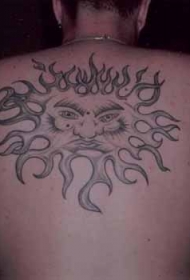 背部黑色的太阳纹身图案