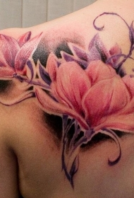 背部美丽的彩色大花朵纹身图案