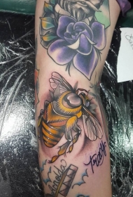 彩色蜜蜂与人肖像和花朵纹身图案