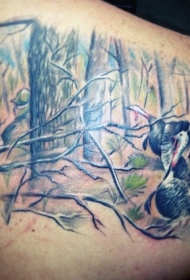 背部美丽写实风格的彩色森林与鸟类纹身图案