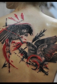 背部彩色的战斗小鸟纹身图案