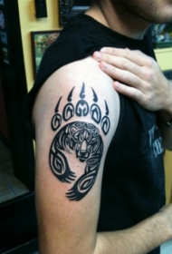 手臂漂亮的黑色部落熊和爪印纹身图案