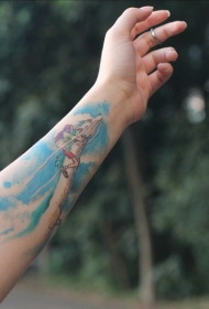 手臂亚洲卡通式的彩色前女孩骑幻想龙纹身图案