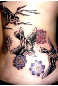 腰部漂亮的小鸟和花朵纹身图案