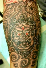 手臂令人印象深刻的三眼亚洲面具纹身图案