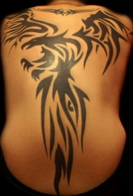 男性背部部落风格凤凰纹身图案