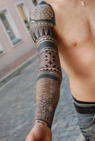 手臂美丽的黑色波利尼西亚图腾纹身图案