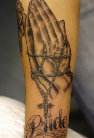 手臂祈祷之手和念珠十字架纹身图案