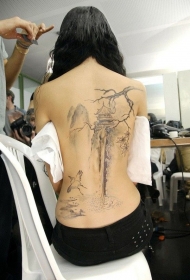 女生背部亚洲风格水墨山水画纹身图案