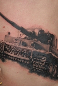 腹部逼真的坦克纹身图案