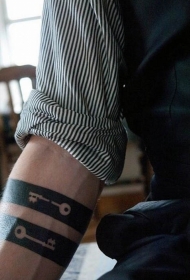 手臂简单异常设计的黑白钥匙臂环纹身图案