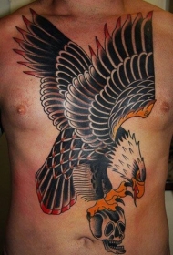 胸部彩色的骷髅与老鹰纹身图案