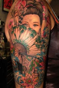 日本的艺妓与扇子花朵大臂纹身图案