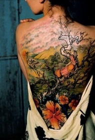 背部优雅的花朵树风景纹身图案