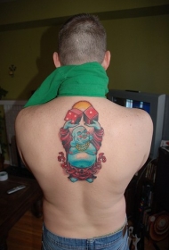背部蓝色的佛像和骰子纹身图案