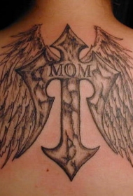 背部黑色的十字架与翅膀纹身图案