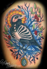 美妙的彩色乌鸦与盛开的树纹身图案