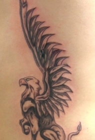 巨大的翅膀的格里芬神兽纹身图案