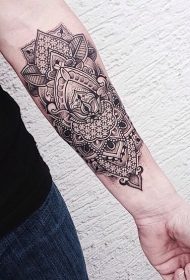 手臂印度风格的黑白梵花纹身图案